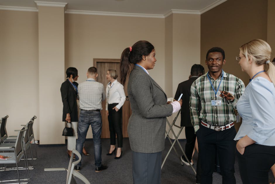 Profesionales haciendo networking en espacio de coworking compartido
