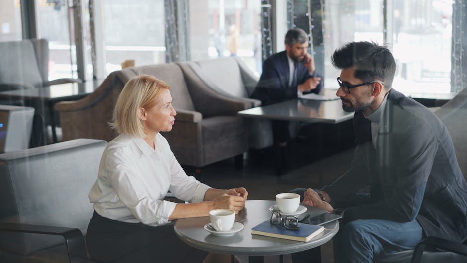 Reunión de colaboración entre coworkers en espacio compartido