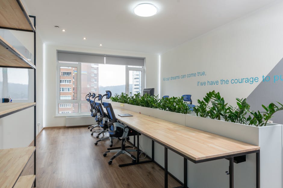 Zona de trabajo abierta en oficina compartida para freelancers