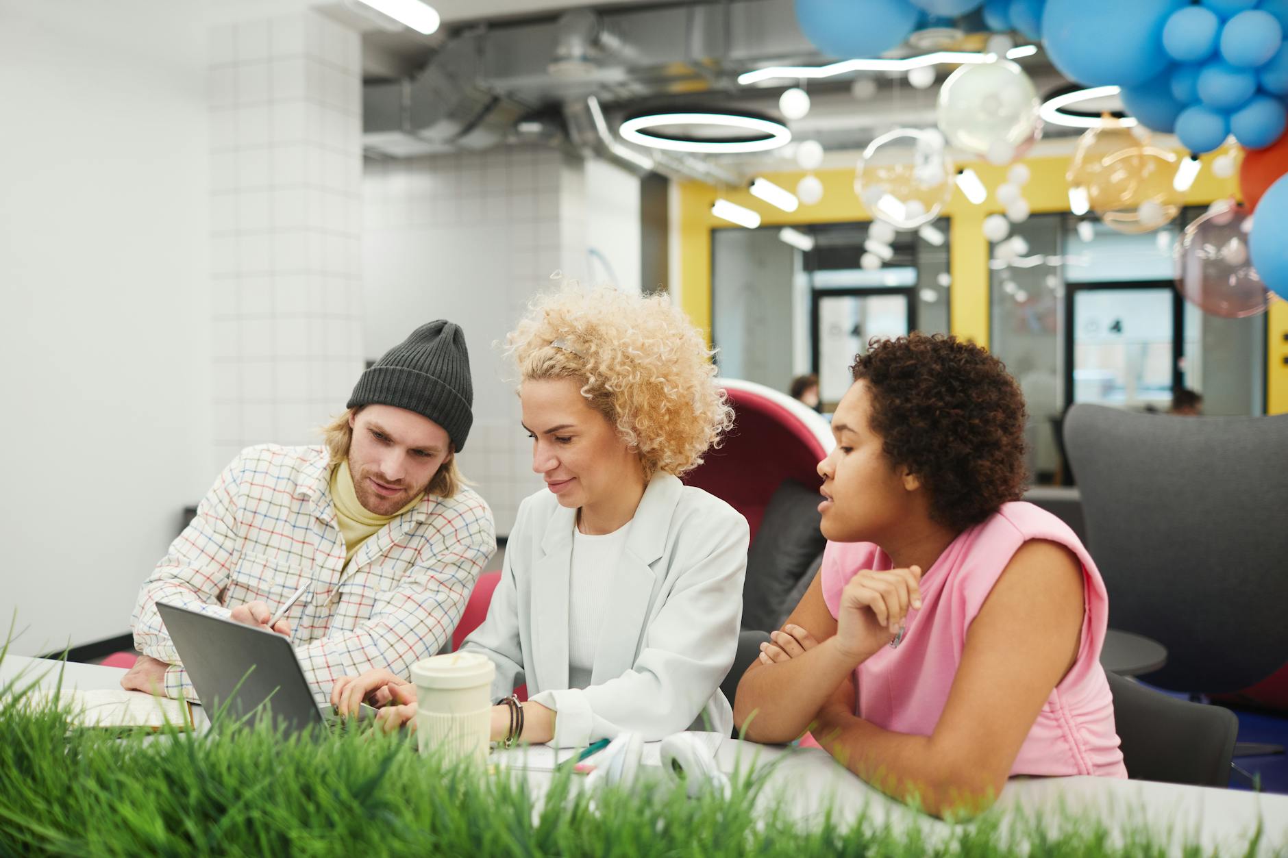 Espacio de coworking abierto con profesionales trabajando